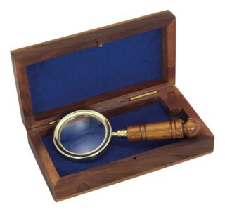 small-magnifier-in-a-wooden-box